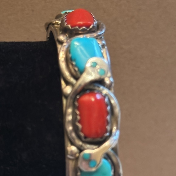 Vintage Navaho beautiful Effie C Zuni Coral and Turquoise Silver bracelet signed - Picture 3 of 11